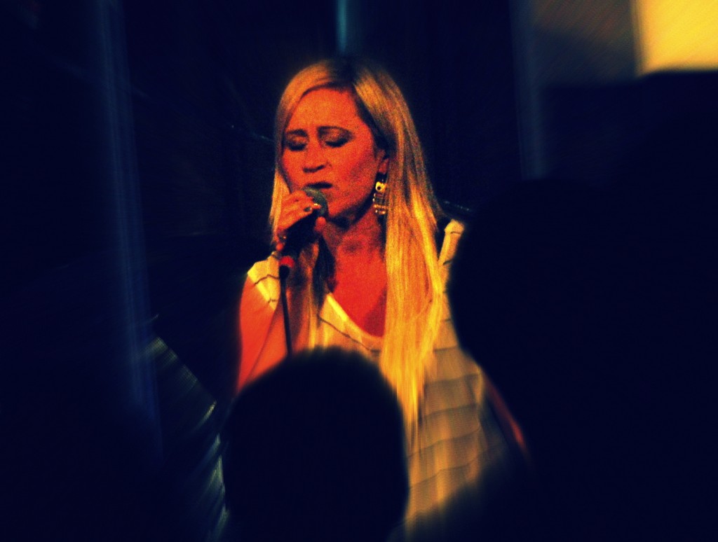 Lou Fellingham sings